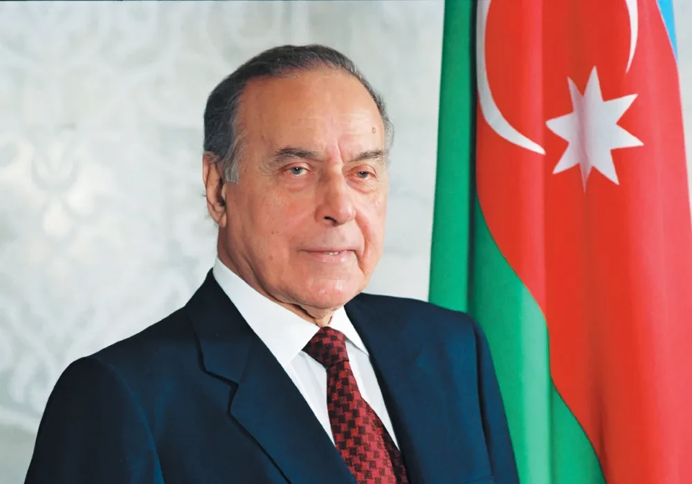 Azerbaycan’ın Ulu Önderi Haydar Aliyev, Vefa ve Minnetle Anılıyor