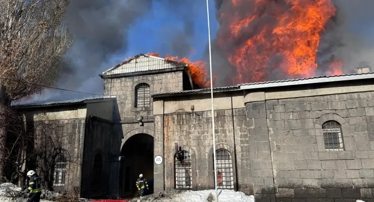 Erzurum’da Tarihi Taş Ambar’da Yangın